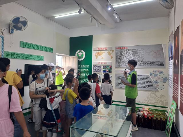 三鄉(xiāng)鎮(zhèn)開展“拒絕毒品，你我同行“禁毒教育基地參觀活動(dòng)照片1.jpg