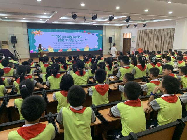 禁毒社工到學(xué)校開展禁毒教育宣傳.jpg